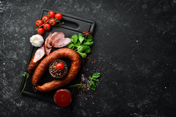 Sarımsaklı, baharatlı ve otlu füme salam. Üst Manzara. Metin için boş alan.