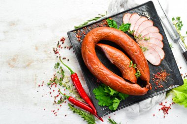 Bir parça etten tütsülenmiş sosis. Üst Manzara. Metin için boş alan.