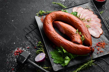 Bir parça etten tütsülenmiş sosis. Üst Manzara. Metin için boş alan.