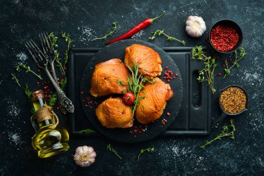 Baharat ve otlarla tütsülenmiş tavuk butları. Üst Manzara. Metin için boş alan.