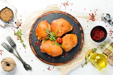 Baharat ve otlarla tütsülenmiş tavuk butları. Üst Manzara. Metin için boş alan.