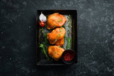 Baharat ve otlarla tütsülenmiş tavuk butları. Üst Manzara. Metin için boş alan.