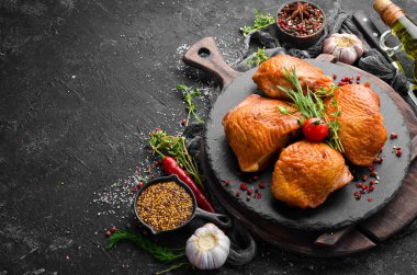 Baharat ve otlarla tütsülenmiş tavuk butları. Üst Manzara. Metin için boş alan.