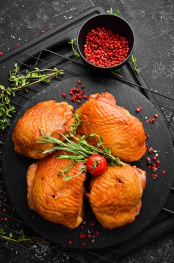 Baharat ve otlarla tütsülenmiş tavuk butları. Üst Manzara. Metin için boş alan.