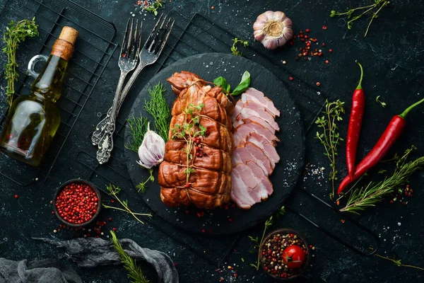 Tütsülenmiş domuz eti. Kızarmış et. Üst Manzara. Metin için boş alan.