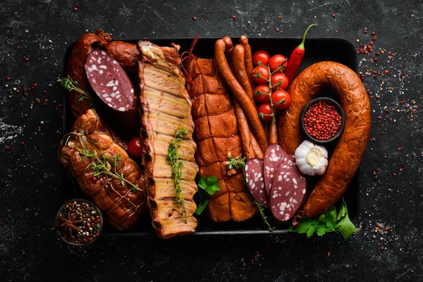 Verschiedene Würstchen Und Räucherfleisch Auf Einem Alten Holztisch Ansicht Von — Stockfoto