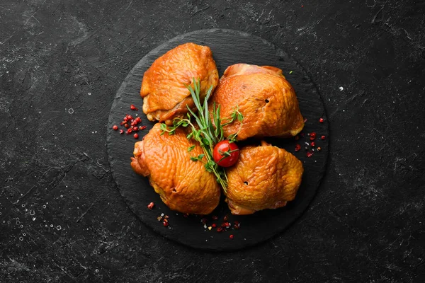 Baharat ve otlarla tütsülenmiş tavuk butları. Üst Manzara. Metin için boş alan.