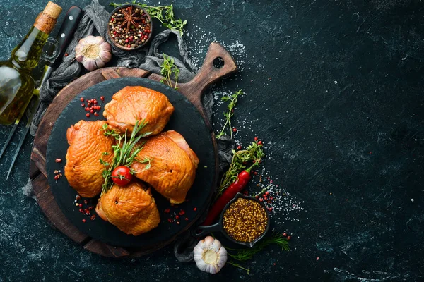 Baharat ve otlarla tütsülenmiş tavuk butları. Üst Manzara. Metin için boş alan.