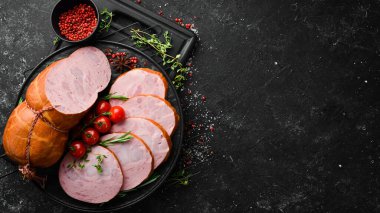 Doğal kaplamalı haşlanmış sosis. Üst Manzara. Metin için boş alan.