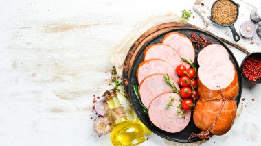 Doğal kaplamalı haşlanmış sosis. Üst Manzara. Metin için boş alan.