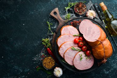 Doğal kaplamalı haşlanmış sosis. Üst Manzara. Metin için boş alan.