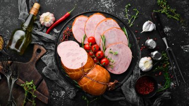 Doğal kaplamalı haşlanmış sosis. Üst Manzara. Metin için boş alan.