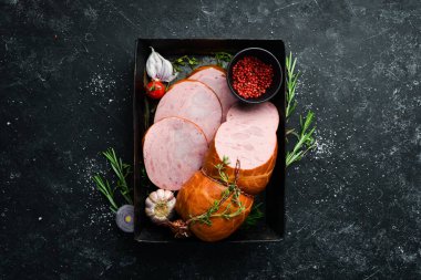 Doğal kaplamalı haşlanmış sosis. Üst Manzara. Metin için boş alan.