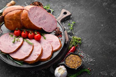 Doğal kaplamalı haşlanmış sosis. Üst Manzara. Metin için boş alan.