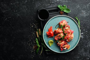 Deniz ürünleri ile suşi ruloları tempura içinde pişirilir. Japon yemeği. Üst Manzara. Kırsal biçim.