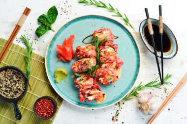 Deniz ürünleri ile suşi ruloları tempura içinde pişirilir. Japon yemeği. Üst Manzara. Kırsal biçim.