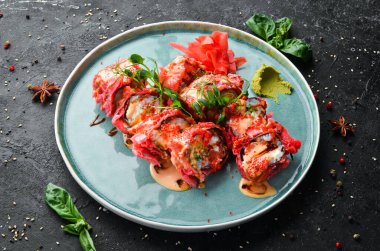 Deniz ürünleri ile suşi ruloları tempura içinde pişirilir. Japon yemeği. Üst Manzara. Kırsal biçim.