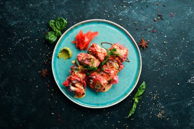 Deniz ürünleri ile suşi ruloları tempura içinde pişirilir. Japon yemeği. Üst Manzara. Kırsal biçim.