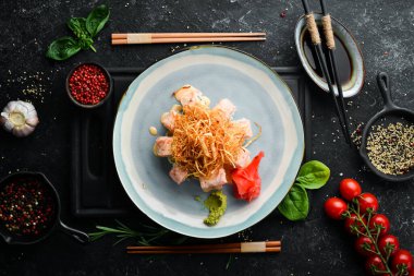 Somonlu suşi ve kızarmış soğan. Japon yemeği. Üst Manzara. Kırsal biçim.