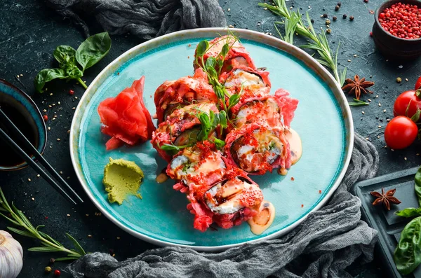 Deniz ürünleri ile suşi ruloları tempura içinde pişirilir. Japon yemeği. Üst Manzara. Kırsal biçim.