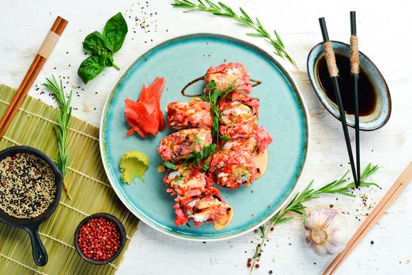 Deniz ürünleri ile suşi ruloları tempura içinde pişirilir. Japon yemeği. Üst Manzara. Kırsal biçim.