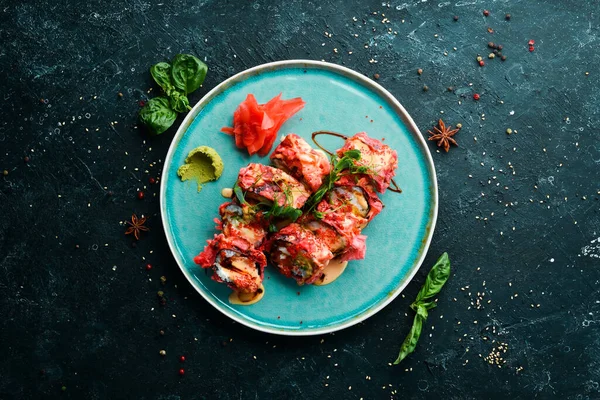 Deniz ürünleri ile suşi ruloları tempura içinde pişirilir. Japon yemeği. Üst Manzara. Kırsal biçim.