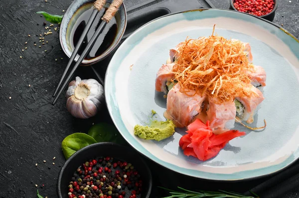 Somonlu suşi ve kızarmış soğan. Japon yemeği. Üst Manzara. Kırsal biçim.