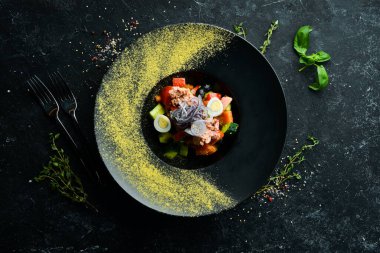 Siyah tabakta ton balıklı sebze salatası. Üst Manzara. Kırsal biçim.