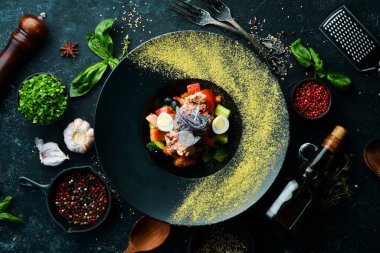 Siyah tabakta ton balıklı sebze salatası. Üst Manzara. Kırsal biçim.