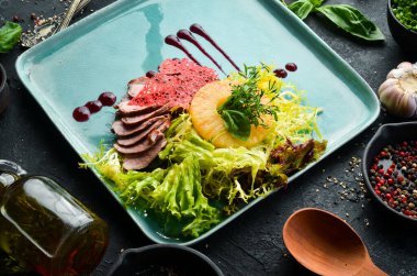 Dana eti ve ananaslı sebze salatası. Üst Manzara. Kırsal biçim.