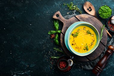 Kabak tohumlu kabak çorbası. Sonbahar yemeği. Üst Manzara. Kırsal biçim.