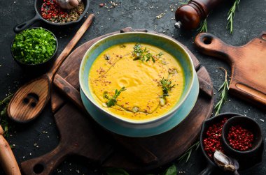 Kabak tohumlu kabak çorbası. Sonbahar yemeği. Üst Manzara. Kırsal biçim.