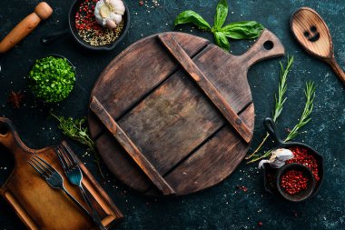 Sebze ve baharatlı siyah taş mutfak arka planı. Üst Manzara. Kırsal biçim.