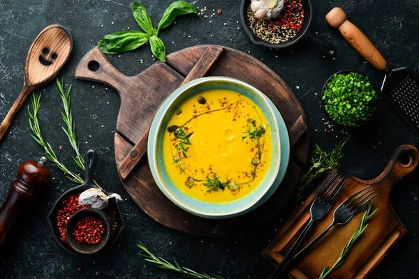 Kabak tohumlu kabak çorbası. Sonbahar yemeği. Üst Manzara. Kırsal biçim.