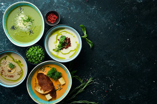 Conjunto Sopas Colores Cuencos Sobre Fondo Piedra Negra Comida Saludable — Foto de Stock