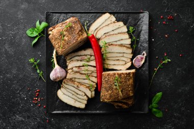 Biber ve sarımsaklı tuzlanmış domuz yağı. Geleneksel Ukrayna yemekleri. Üst Manzara. Kırsal biçim.