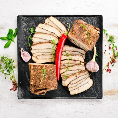 Biber ve sarımsaklı tuzlanmış domuz yağı. Geleneksel Ukrayna yemekleri. Üst Manzara. Kırsal biçim.