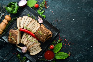 Biber ve sarımsaklı tuzlanmış domuz yağı. Geleneksel Ukrayna yemekleri. Üst Manzara. Kırsal biçim.