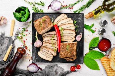 Biber ve sarımsaklı tuzlanmış domuz yağı. Geleneksel Ukrayna yemekleri. Üst Manzara. Kırsal biçim.