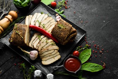 Biber ve sarımsaklı tuzlanmış domuz yağı. Geleneksel Ukrayna yemekleri. Üst Manzara. Kırsal biçim.