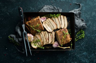 Biber ve sarımsaklı tuzlanmış domuz yağı. Geleneksel Ukrayna yemekleri. Üst Manzara. Kırsal biçim.