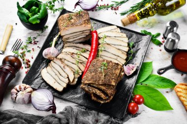 Biber ve sarımsaklı tuzlanmış domuz yağı. Geleneksel Ukrayna yemekleri. Üst Manzara. Kırsal biçim.