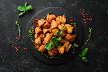 Tütsülenmiş tavuk kuyruğu. Barbekü. Bira için atıştırmalıklar. Üst Manzara. Kırsal biçim.