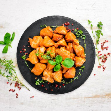 Tütsülenmiş tavuk kuyruğu. Barbekü. Bira için atıştırmalıklar. Üst Manzara. Kırsal biçim.