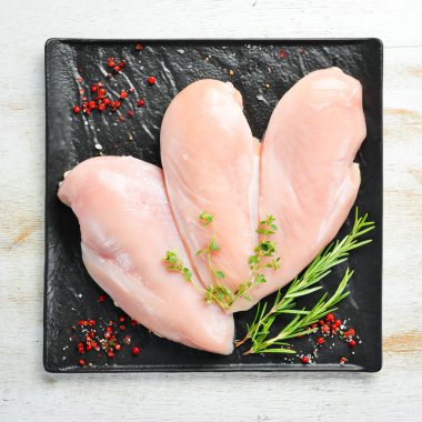 - Et. Baharatlı çiğ tavuk filetosu. Üst Manzara. Kırsal biçim.