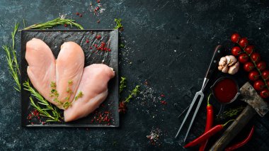 - Et. Baharatlı çiğ tavuk filetosu. Üst Manzara. Kırsal biçim.