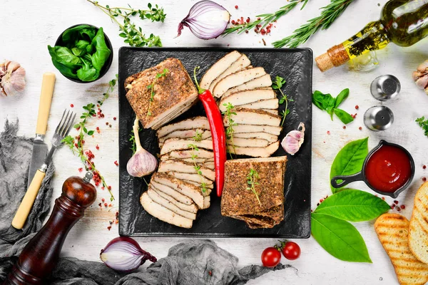 Biber ve sarımsaklı tuzlanmış domuz yağı. Geleneksel Ukrayna yemekleri. Üst Manzara. Kırsal biçim.