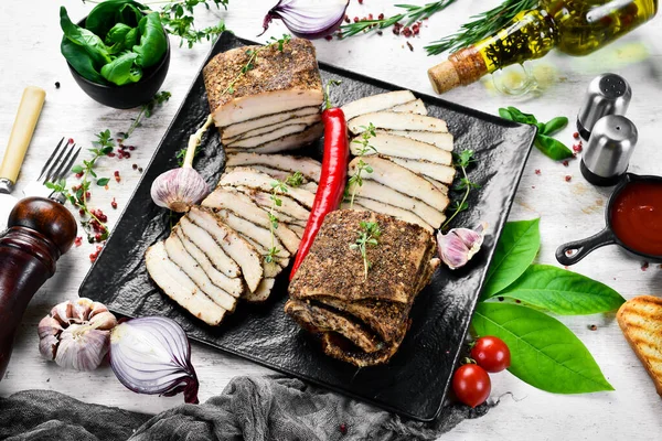 Biber ve sarımsaklı tuzlanmış domuz yağı. Geleneksel Ukrayna yemekleri. Üst Manzara. Kırsal biçim.