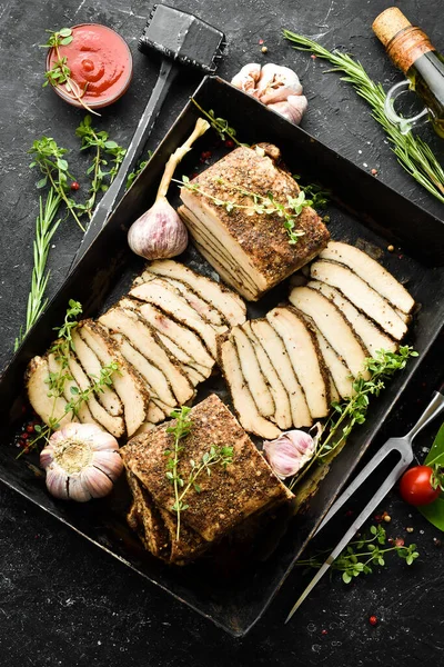 Biber ve sarımsaklı tuzlanmış domuz yağı. Geleneksel Ukrayna yemekleri. Üst Manzara. Kırsal biçim.