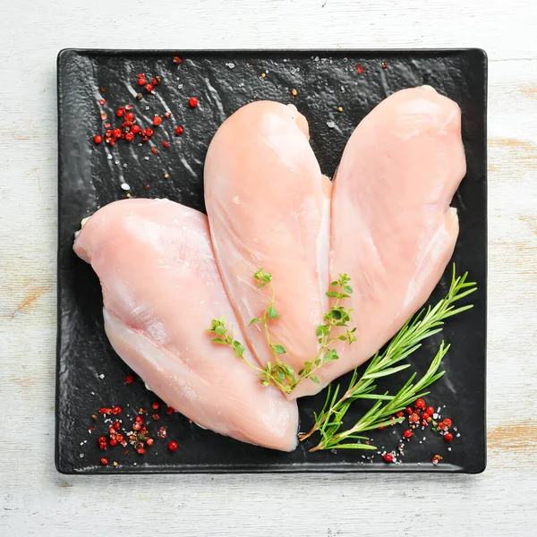 - Et. Baharatlı çiğ tavuk filetosu. Üst Manzara. Kırsal biçim.